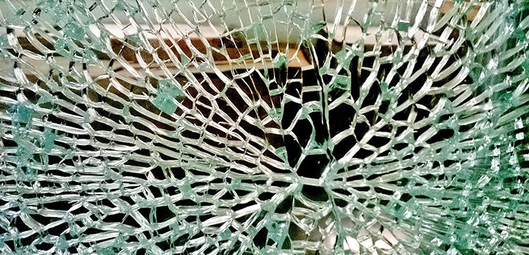 Spontaneous glass breakage