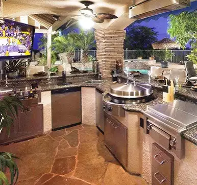 Beautiful Outdoor Kitchen With Systematic Arrangement